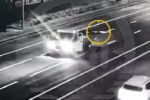 Moskvada qız hərəkət edən yük maşınından yıxıldı: Sürücü onu götürüb gözdən itdi - VİDEO