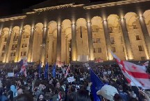 Tbilisidə parlament qarşısında etirazlar - VİDEO