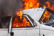 Mərdəkan yolunda avtomobil yandı - VİDEO